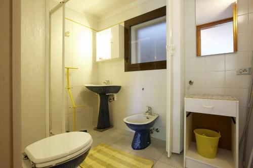 ein Badezimmer mit Toilette und Waschbecken in der Unterkunft Villa Panorama in Porto Valtravaglia