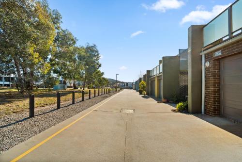 Fotografie z fotogalerie ubytování Stylish Townhouse with Private Courtyard v destinaci Weston Creek
