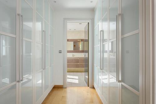 a hallway with glass walls and a door at Vitoria-Gasteiz magnífica casa in Vitoria-Gasteiz