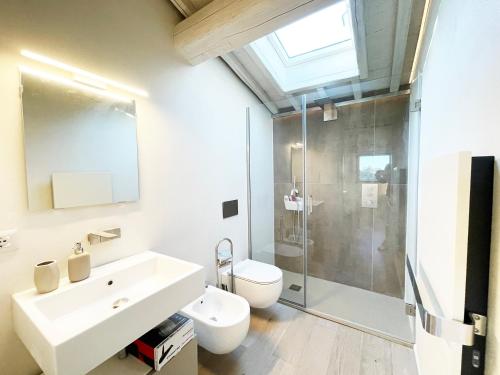 un bagno con wc, lavandino e doccia di Casa Brunello vicino centro Siena a Siena
