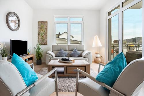 a living room with a couch and a table at Wohnung Wilma - Villa Wiederkehr in Ostseebad Sellin