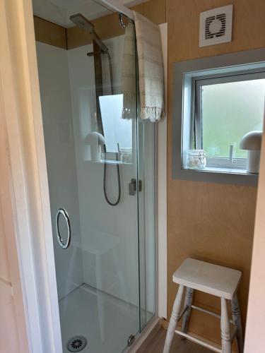 Ένα μπάνιο στο Beautiful French-Designed Tiny Home-Te Mata Peak Views