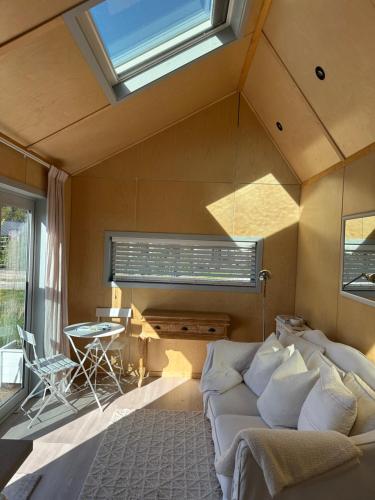 Ένα ή περισσότερα κρεβάτια σε δωμάτιο στο Beautiful French-Designed Tiny Home-Te Mata Peak Views