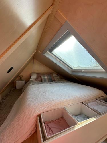 Ένα ή περισσότερα κρεβάτια σε δωμάτιο στο Beautiful French-Designed Tiny Home-Te Mata Peak Views