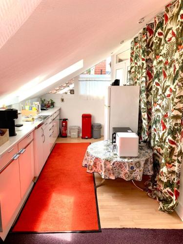 Η κουζίνα ή μικρή κουζίνα στο Komplette Ferienwohnung nur 20 Minuten bis Frankfurt Zentrum