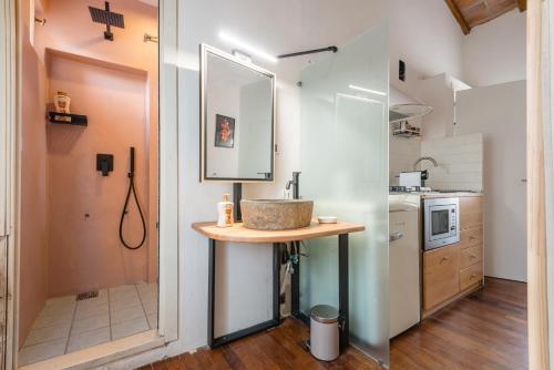 a kitchen with a sink and a counter in a room at CozyStay - Apt, One-bed apt & Rooms in Pisa