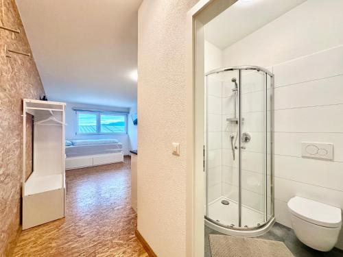 a bathroom with a shower and a toilet at Monteurzimmer - Worker's accommodation - ZIMMERzuVERMIETEN in Deitingen Industriestrasse in Deitingen