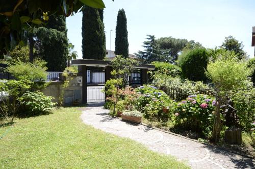 a house with a garden in front of it at Casa Di Silvana in Morena
