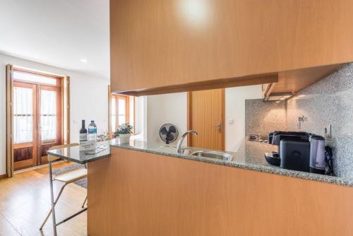 ポルトにあるGuestReady - Daisy boutiqueのキッチン(シンクと電子レンジ付きのカウンター付)