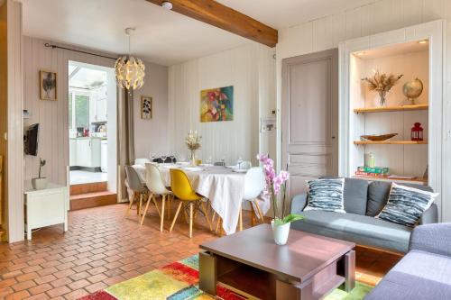 un salon avec un canapé et une table dans l'établissement Agapanthes jolie maison de ville à Rouen avec extérieur terrasse, à Rouen