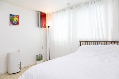 Postel nebo postele na pokoji v ubytování 은평코지스테이