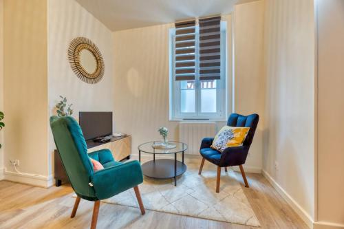 a living room with two chairs and a table at Ceylan bel F2 à Rouen in Rouen