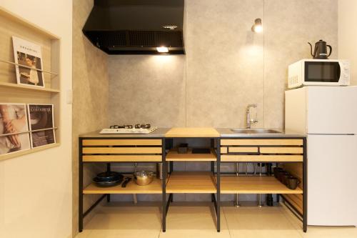 a kitchen with a sink and a refrigerator at Z LAND Enoshima in Fujisawa