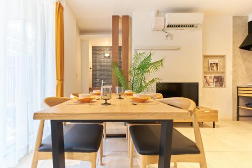 a dining room with a wooden table and chairs at Z LAND Enoshima in Fujisawa
