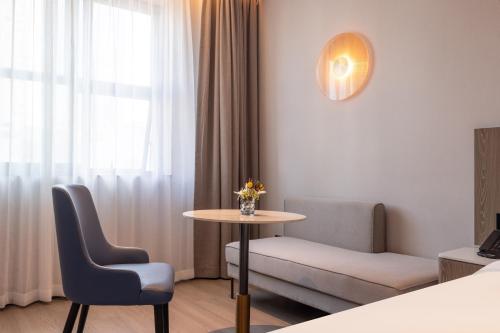 Una cama o camas en una habitación de 漫曲酒店深圳海上世界地铁站店