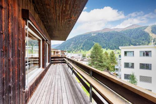 - Balcón de un edificio con vistas a las montañas en Luxe Davos Residence with Views Private Balcony, en Davos