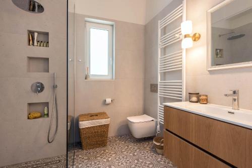 カシオピにあるVilla Bettinaのシャワー、洗面台、トイレ付きのバスルーム