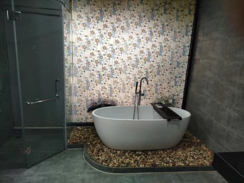 a bath tub in a bathroom with a shower at Tony Villa Homestay Ba Vì in Ba Vì