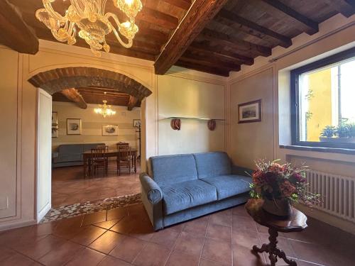 a living room with a blue couch and a table at Hotel Airone in Piadena