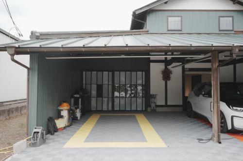 a garage with a car parked inside of it at Enishienoyado Ichihara - Vacation STAY 16539v in Ichihara