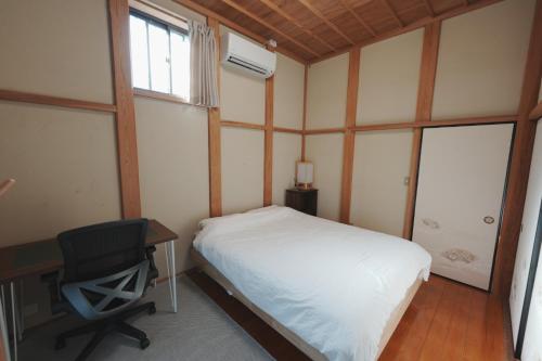 a bedroom with a bed and a desk and a chair at Enishienoyado Ichihara - Vacation STAY 16539v in Ichihara