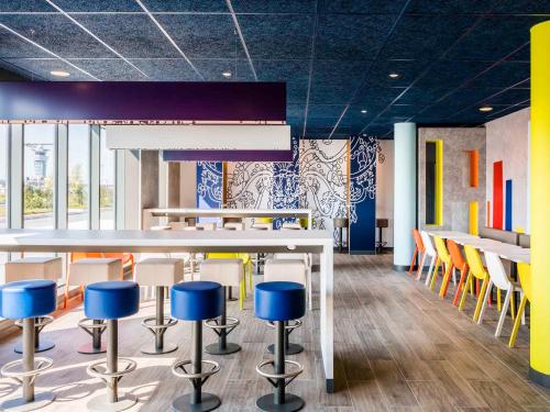 a dining room with a table and chairs at ibis budget Paris Coeur d'Orly Airport in Orly