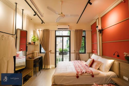 ein Schlafzimmer mit einem Bett, einem Schreibtisch und einem Fenster in der Unterkunft Cozy Apartment- Free for Laudry, Gym Private, CoffeBar -Desk for working- 2mins to Train St in Hanoi