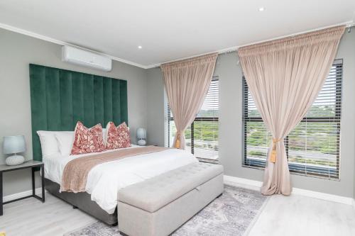 Postel nebo postele na pokoji v ubytování Luxury Family Villa - Big Bay - Blaauwberg Beach