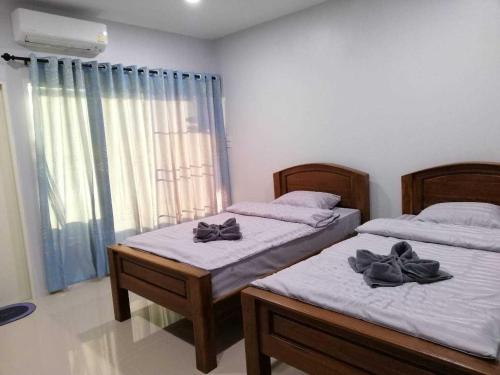 Postel nebo postele na pokoji v ubytování ศุภักษรอพาร์ทเม้นและสระว่ายน้ำ Supakson apartement and pools