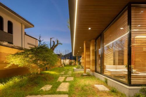 Un jardín fuera de Floral Luxury Jiuhua Mountain Above the Clouds B&B