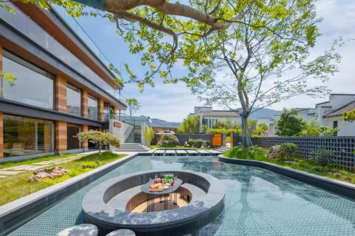 La alberca dentro o cerca de Floral Luxury Jiuhua Mountain Above the Clouds B&B
