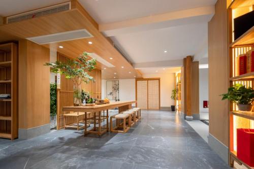 Un lugar para sentarse en Floral Luxury Jiuhua Mountain Above the Clouds B&B