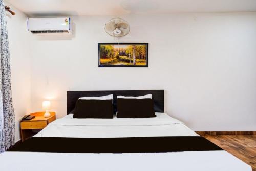 Una cama o camas en una habitación de Hotel O Barkura Bus Terminal Formerly Navanil