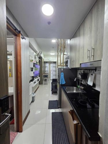 a kitchen with a black counter top in a room at Schönes Apartment mit Pool-Nutzung in Manila