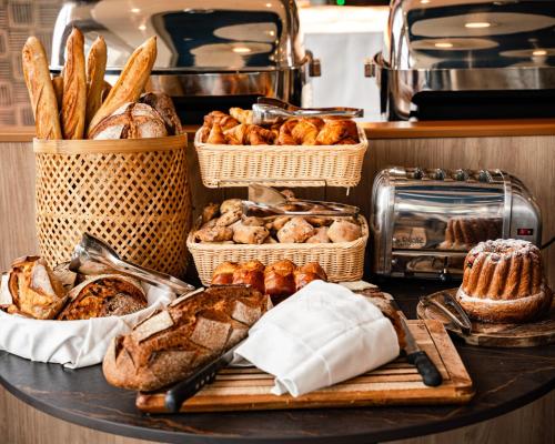 un tavolo con vari tipi di pane e prodotti da forno di Residence Inn by Marriott Strasbourg a Strasburgo