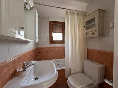 un bagno con un lavandino bianco e un water di 18 Torres Pasaje de los Giles a Saragozza