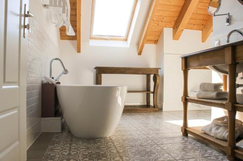 a bathroom with a large tub and a sink at Gästehaus im Weingut am Nil in Kallstadt