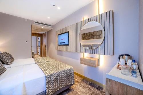 Letto o letti in una camera di Lions Royal Hotel