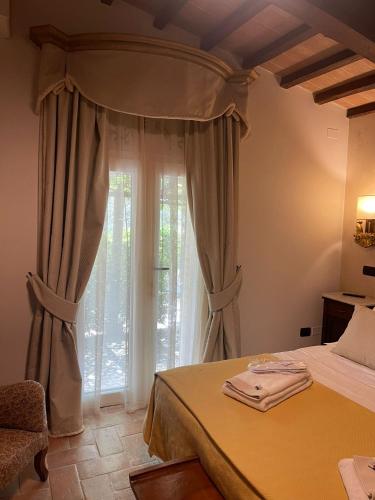 Agriturismo Collerisanaにあるベッド