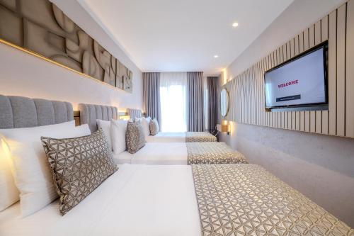 Letto o letti in una camera di Lions Royal Hotel