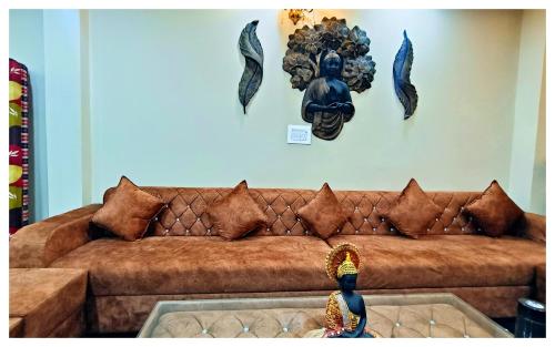 Χώρος καθιστικού στο Hotel Vrindavan NP - nearby Prem Mandir & ISCKON Temple! Fully Air-Conditioned Premium Family Rooms with All the facilities