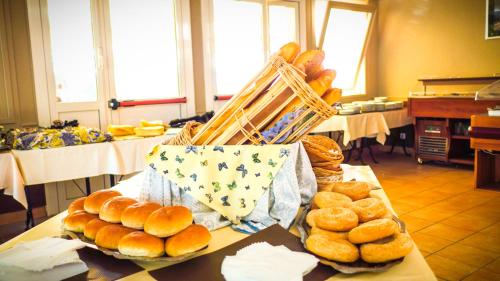 Een tafel met donuts erop. bij Village Vacances Passion La Grande Bastide in Le Lavandou