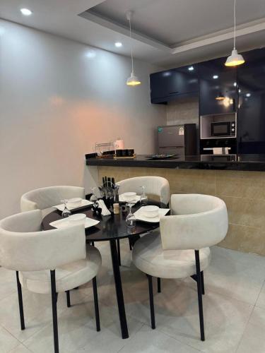 Una cocina o zona de cocina en Serenum I 2BR in Nyali, AC, pool, close to beach