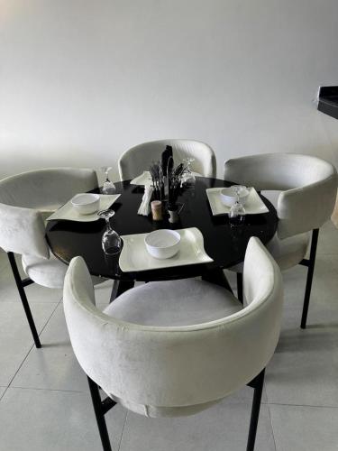 Zona de estar de Serenum I 2BR in Nyali, AC, pool, close to beach