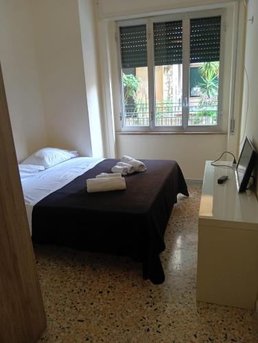 Un dormitorio con una cama con dos toallas encima. en B&B Sansevero Naples, en Nápoles