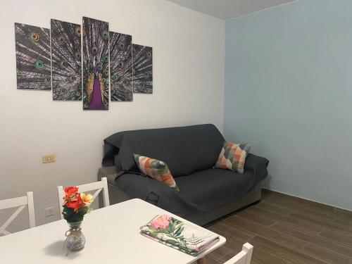 a living room with a couch and a table at Apartamentos Rurales Hermanos Alcalá in Ibdes