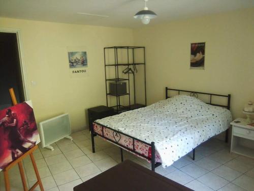 a bedroom with a bed in the corner of a room at Small, discreet and bright townhouse in Fumel