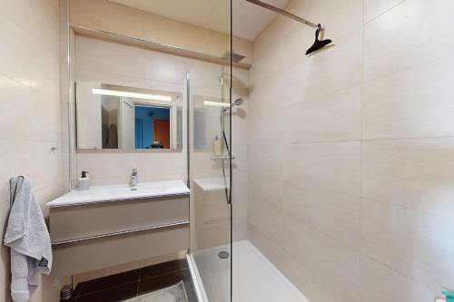 Koupelna v ubytování Apartment T2 Golfe Juan PANORAMIC SEA VIEW