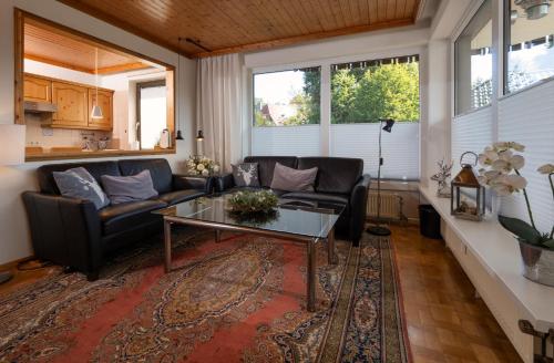 ブラウンラーゲにあるFerienwohnung am Kurparkのソファとテーブルのあるリビングルーム