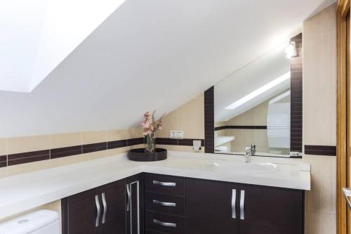 a bathroom with a sink and a mirror at Villa Rural Las Lomas in Jaén